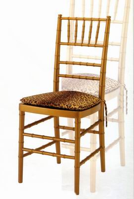 ART 243 IMP.  Sedia classica in stile Chiavari in faggio tinto in differenti finiture.Seduta in legno o imbottita . 
I prezzi indicati sono tessuto escluso.Necessari 0,30 mt di tessuto per la versione  imbottita.
Esiste anche la versione impilabile ( vedi foto n.2 )
